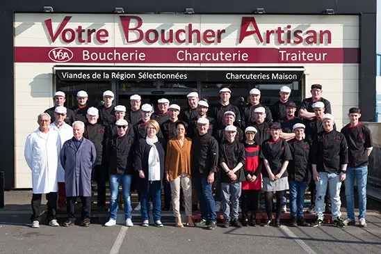 L equipe VBA en casquette devant la boutique